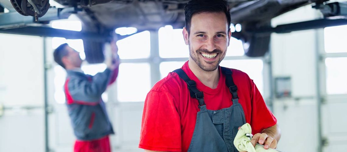 Το συνεργείο αυτοκινήτων ΠΡΟΤΥΠΟ SERVICE ΚΟΥΤΣΟΣ διαθέτει κενές θέσεις εργασίας μηχανικού αυτοκινήτων και αναζητάει άτομα να τις καλύψουν. Ενδιαφέρεστε και εσείς για τη θέση του μηχανικού αυτοκινήτων; Έχετε τις κατάλληλες γνώσεις και εμπειρία προκειμένου να αντεπεξέλθετε στο αντικείμενο αυτό; Τότε το συνεργείο μας αναζητάει άτομα σαν εσένα. Διαβάστε παρακάτω σχετικά με τις αρμοδιότητες και τις απαραίτητες προϋποθέσεις για την κάλυψη των θέσεων εργασίας στο συνεργείο μας. Αρμοδιότητες των ατόμων που θα καλύψουν τις θέσεις εργασίας μηχανικού αυτοκινήτων Ένας Μηχανικός Αυτοκινήτων ασχολείται με τον έλεγχο και την επισκευή του κινητήρα αυτοκινήτων, την αντικατάσταση βασικών μηχανικών μερών ενός αυτοκινήτου καθώς και με το τακτικό service αυτοκινήτου. Ειδικότερα, ένας μηχανικός αυτοκινήτων προβαίνει στον πλήρη έλεγχο του κινητήρα και των υπόλοιπων μηχανικών μερών ενός αυτοκινήτου προκειμένου να διαπιστώσει την κατάσταση στην οποία βρίσκεται και να εντοπίσει τυχόν βλάβες που πιθανόν να φέρει. Εν συνεχεία προβαίνει στην επισκευή ή την αντικατάσταση των φθαρμένων – κατεστραμμένων εξαρτημάτων και ελέγχει για την ορθή λειτουργία τους. Επιπρόσθετα, μεριμνά για τον πλήρη έλεγχο και την ορθότητα στα φρένα, τα φίλτρα, τα μπουζιά, τα λάδια κλπ. Απαιτούμενες δεξιότητες για τη θέση του μηχανικού αυτοκινήτων Το συνεργείο μας αναζητάει άτομα για τις θέσεις του μηχανικού αυτοκινήτων με αγάπη για τις μηχανές των αυτοκινήτων και όρεξη για εργασία σε αυτές. Ψάχνουμε για ανθρώπους με υπομονή, επιμονή και επινοητικότητα στο κομμάτι της επισκευής αυτοκινήτων προκειμένου να συμβάλουν με την εργασία τους στην βελτίωση των υπηρεσιών που παρέχουμε στους πελάτες μας. Βασικά κριτήρια για την επιλογή σας η συνέπεια και η επαγγελματική ευσυνειδησία προκειμένου να μπορέσετε να εργαστείτε σε μια ομάδα έμπειρων και καταξιωμένων μηχανικών αυτοκινήτων. Το συνεργείο μας χαρακτηρίζεται από την άμεση ανταπόκριση και την ταχύτητα εξυπηρέτησης των πελατών μας. Αυτός είναι ο λόγος που αναζητούμε άτομα που μπορούν να ανταπεξέλθουν σε σύντομο χρονικό διάστημα στις ανάγκες επισκευής αυτοκινήτων. Τέλος, οι ενδιαφερόμενοι θα πρέπει να διαθέτουν καλή σωματική αντοχή ένεκα της φύσης της εργασίας ενός μηχανικού αυτοκινήτων. Τι γνώσεις πρέπει να έχουν οι ενδιαφερόμενοι για τις θέσεις εργασίας μηχανικού αυτοκινήτων Οι ενδιαφερόμενοι για τις θέσεις του μηχανικού αυτοκινήτων θα πρέπει να κατέχουν την ανάλογη ειδικότητα και να διαθέτουν όλες τις απαραίτητες γνώσεις προκειμένου να ανταπεξέλθουν σε έναν πλήρη έλεγχο και επισκευή αυτοκινήτου. Απαραίτητη η γνώση των βασικών μηχανημάτων και του εξοπλισμού ενός συνεργείου αυτοκινήτων. Στα επιπλέον θετικά θα ληφθεί υπ’ όψιν η προϋπηρεσία σε παρόμοιες θέσεις εργασίας μηχανικού αυτοκινήτων. Καθώς και η μόνιμη κατοικία των ενδιαφερομένων σε κοντινή απόσταση από το συνεργείο μας στο Ίλιον. Από μεριάς μας θα καταβάλουμε την μέγιστη προσπάθεια να σας παρέχουμε μια σωστή και πλήρη καθοδήγηση σχετικά με τα καθήκοντα και τις αρμοδιότητές σας. Θα σας βοηθήσουμε να ενταχθείτε σαν μέλος στην ομάδα μας και θα σας παρέχουμε ένα ευχάριστο περιβάλλον εργασίας. Εκδήλωση ενδιαφέροντος Δηλώνεις και εσύ μηχανικός αυτοκινήτων; Έχεις όλες τις απαραίτητες γνώσεις και δεξιότητες που προαναφέραμε; Θέλεις να εργαστείς σε ένα ευχάριστο περιβάλλον και να συμβάλεις στις υψηλής ποιότητας υπηρεσίες που παρέχει το συνεργείο μας; Έχεις όλη την καλή διάθεση και την όρεξη για εργασία; Επικοινώνησε μαζί μας και διεκδίκησε τη θέση σου δίπλα σε μια άρτια εκπαιδευμένη και εξειδικευμένη ομάδα τεχνικών αυτοκινήτων!